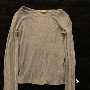 grey long sleeve tee